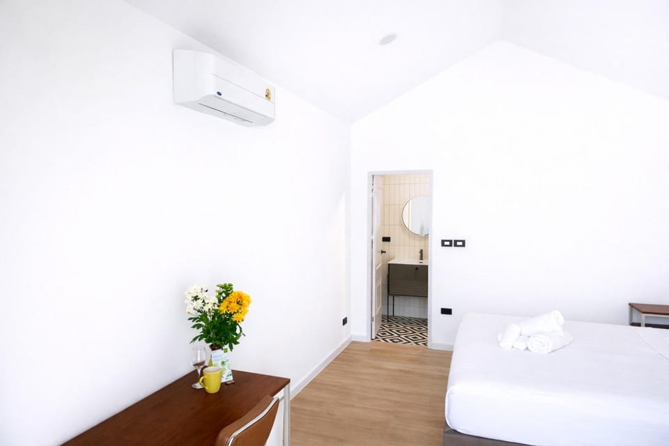 Bed, Photo of the whole room, Bedroom, air conditioner