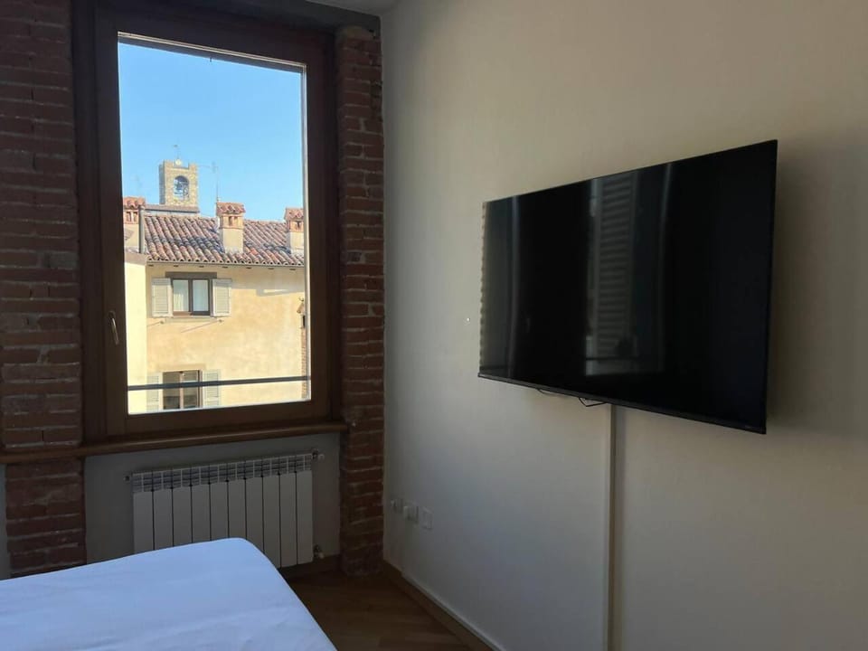 Bed, TV and multimedia, Bedroom