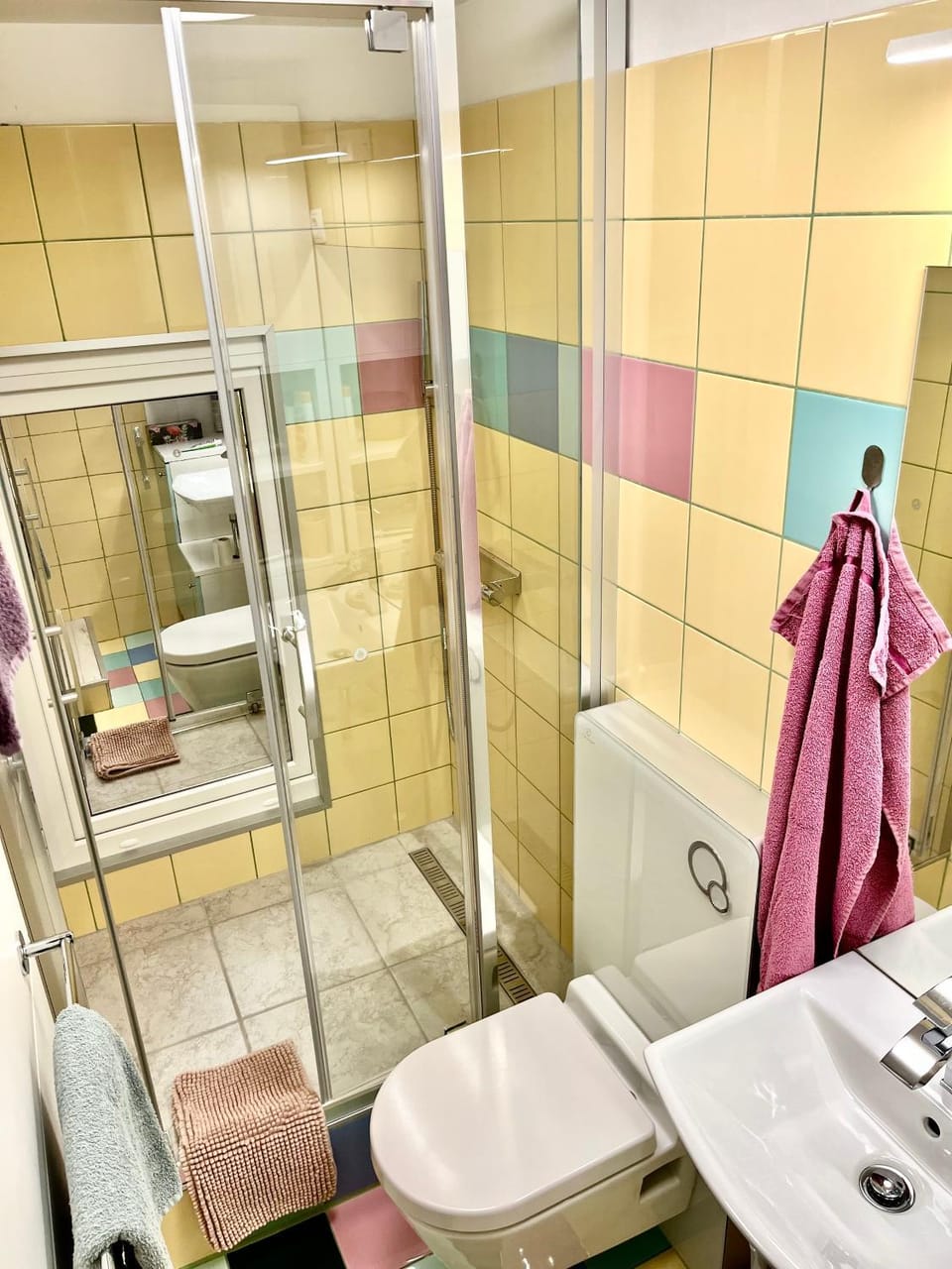 Shower, Toilet, Bathroom, towels