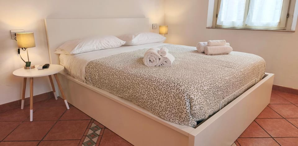 Bed, Bedroom, towels