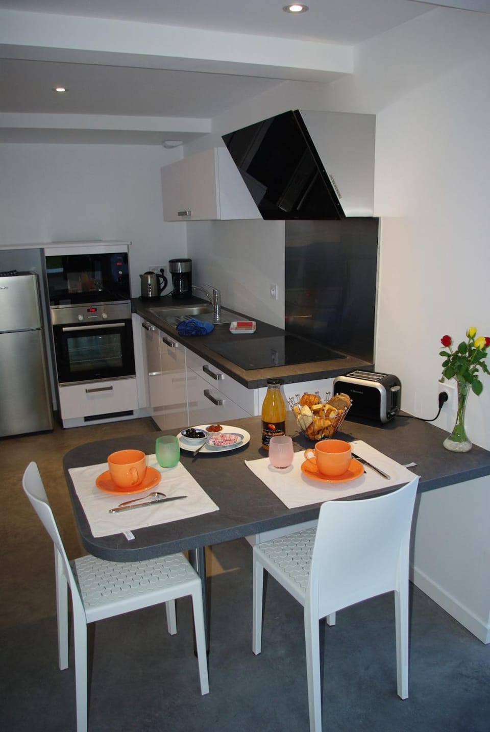 Kitchen or kitchenette, Dining area, stove