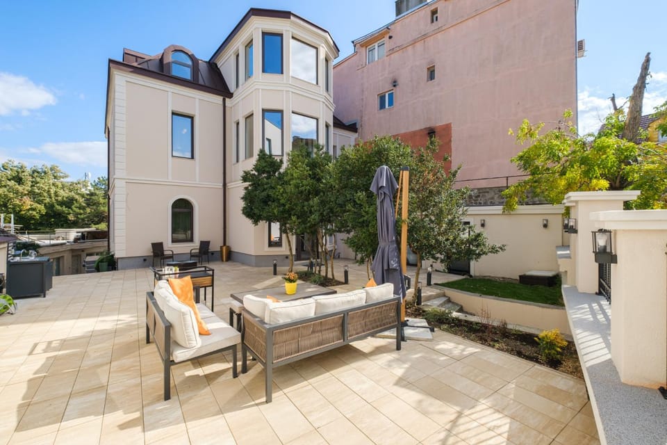 Property building, Patio, Day, Garden, Dining area