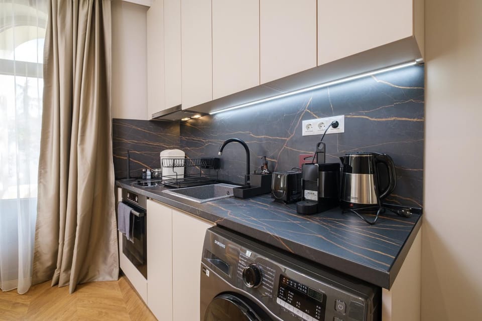 Coffee/tea facilities, Kitchen or kitchenette, stove, toaster
