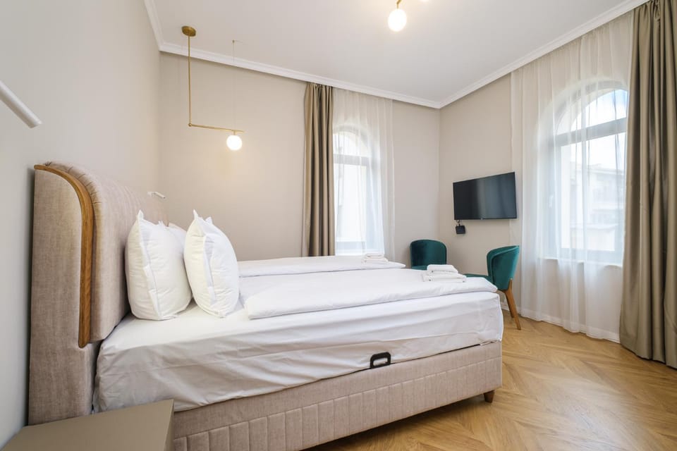 Bed, TV and multimedia, Photo of the whole room, Bedroom