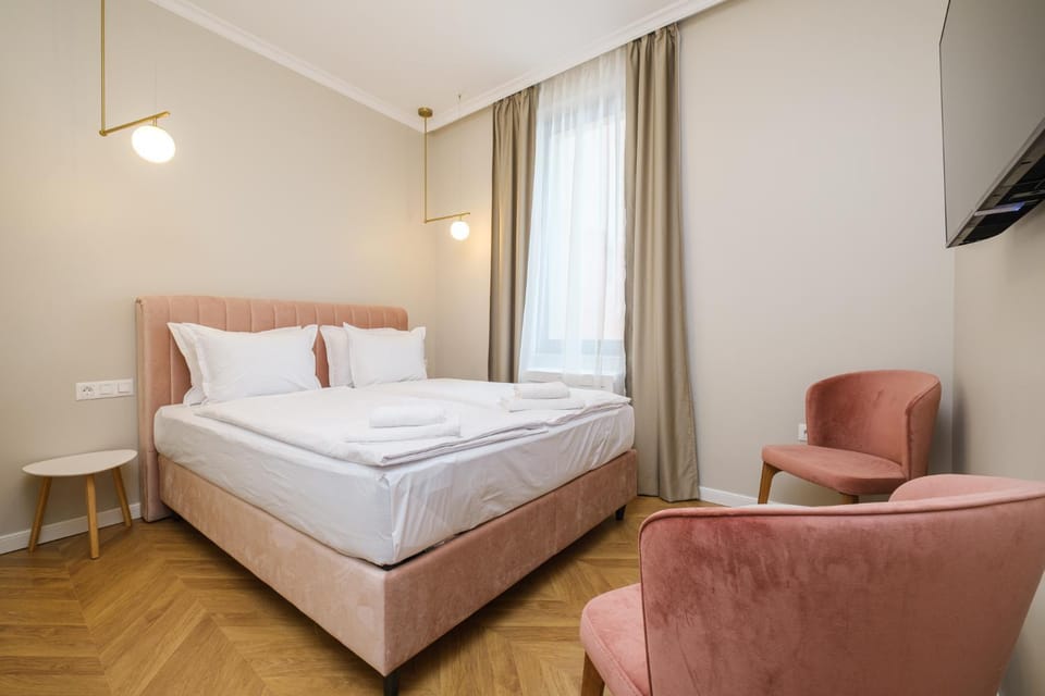 Bed, TV and multimedia, Seating area, Bedroom