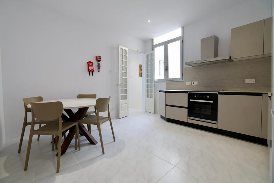 Kitchen or kitchenette, Dining area, dishwasher, oven, stove