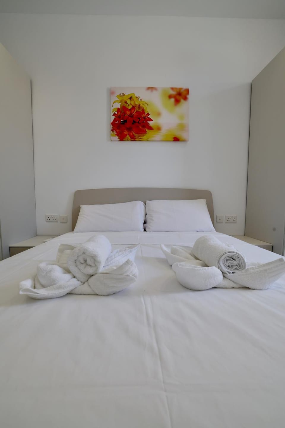Photo of the whole room, Bedroom, towels