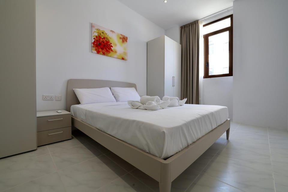 Photo of the whole room, Bedroom, towels