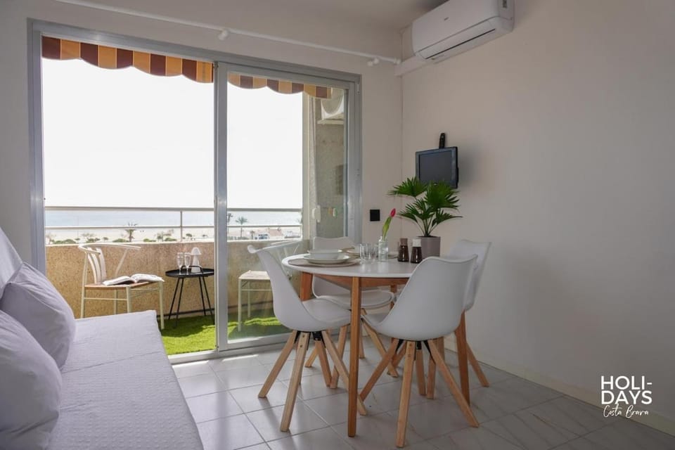 View (from property/room), Balcony/Terrace, Living room, Seating area, Dining area, air conditioner