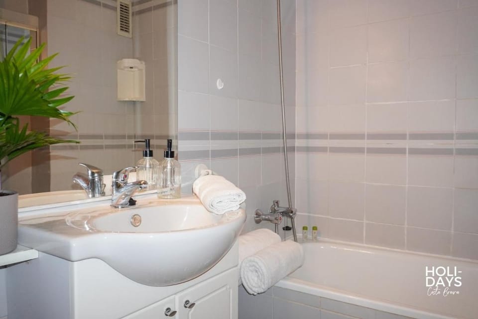 Bathroom, Bath, towels