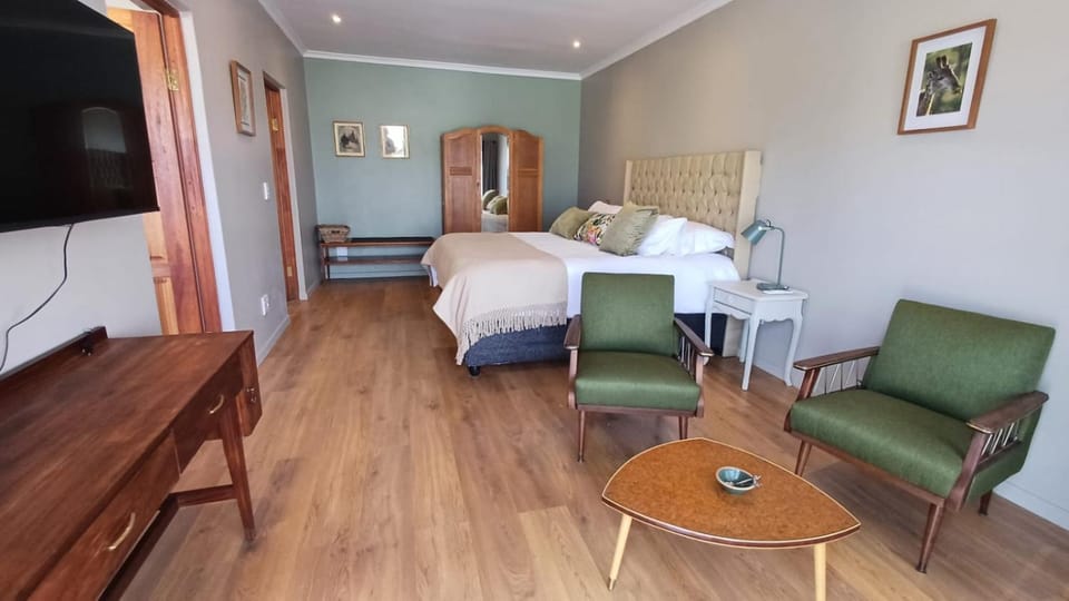 Bed, TV and multimedia, Photo of the whole room, Seating area, Bedroom