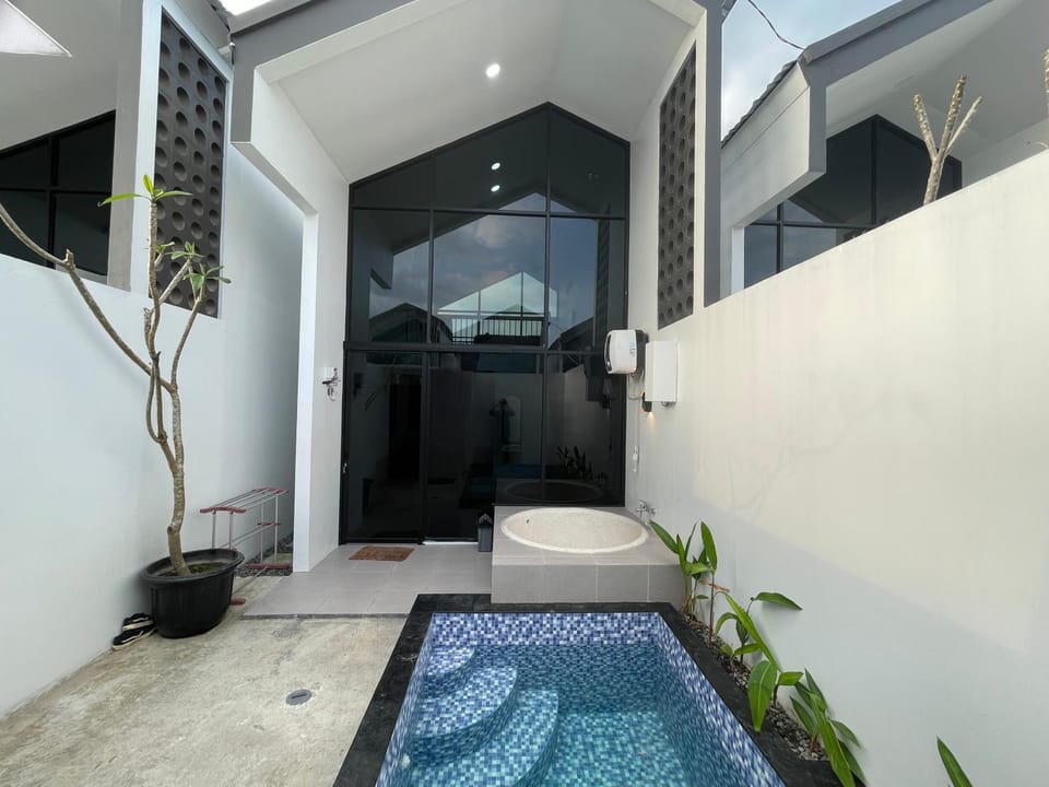 Patio, Natural landscape, Hot Tub, Swimming pool, Swimming pool