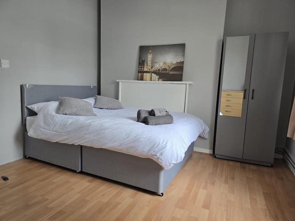 Bed, Photo of the whole room, Bedroom, wardrobe