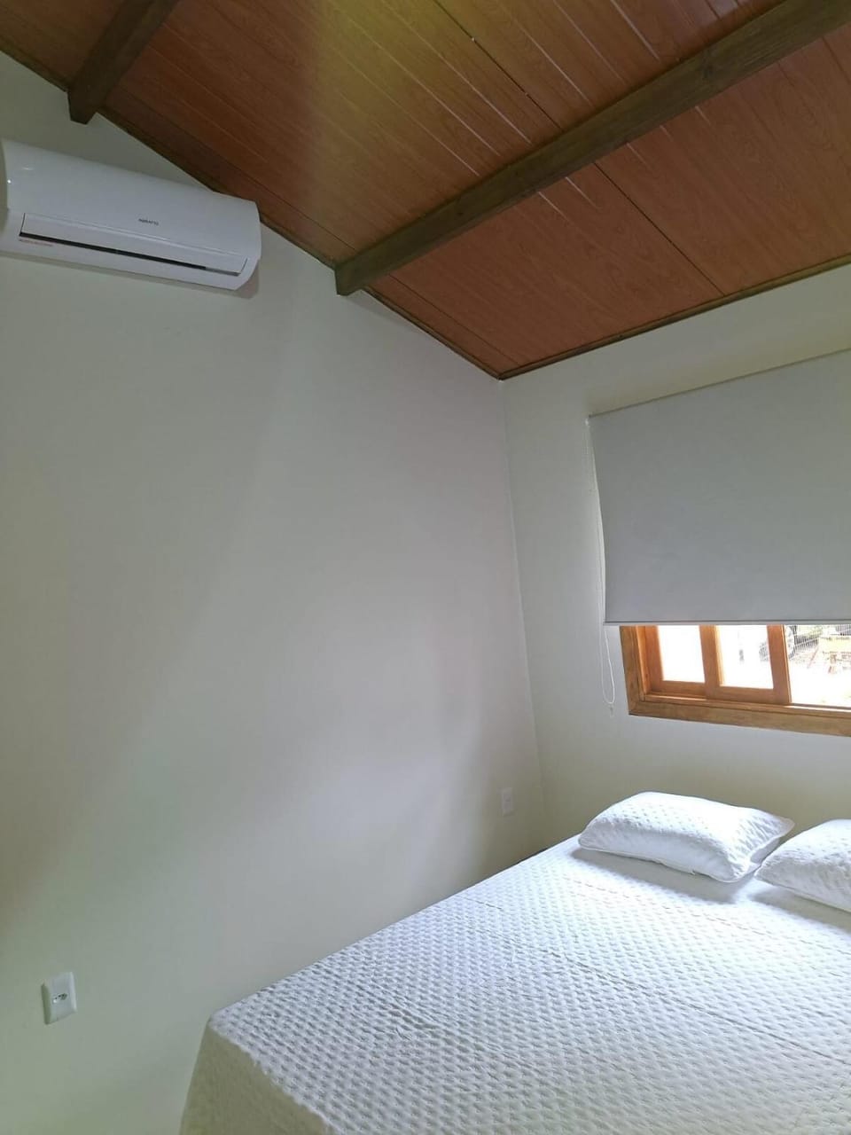Photo of the whole room, Bedroom, air conditioner