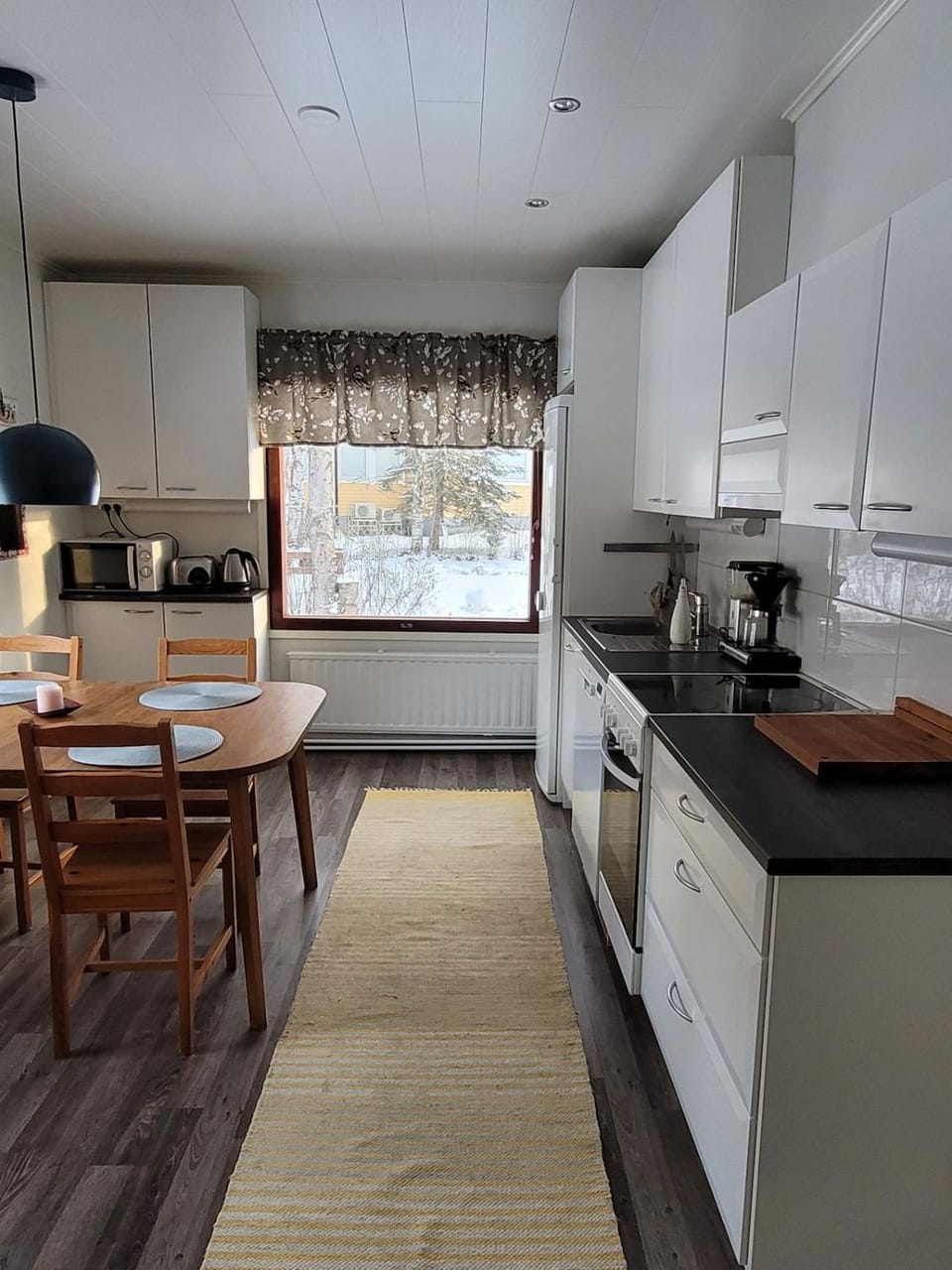 Kitchen or kitchenette, Dining area