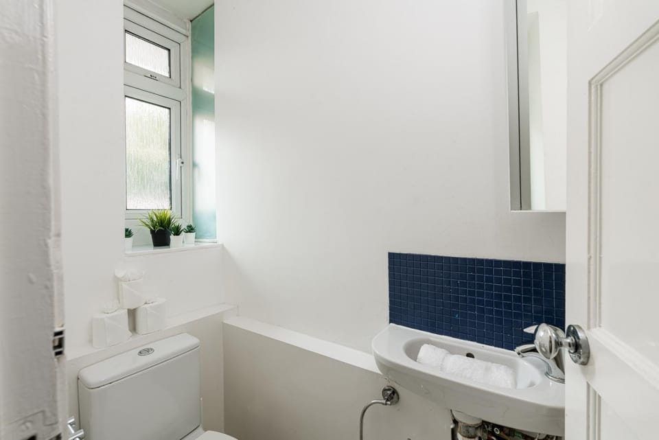 Spacious 5-Bed Home near Stockwell Tube Station Apartment in London