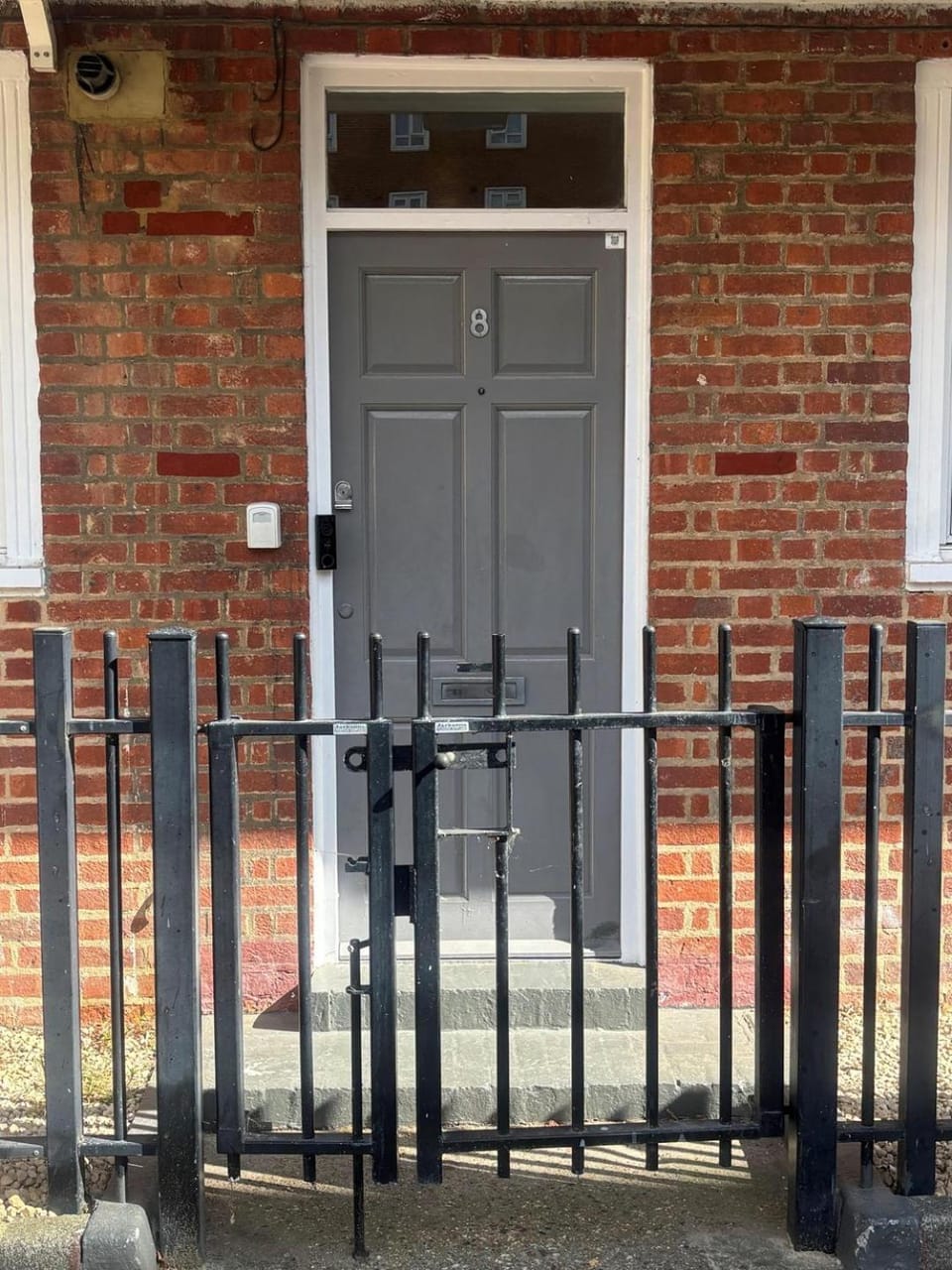 Spacious 5-Bed Home near Stockwell Tube Station Apartment in London