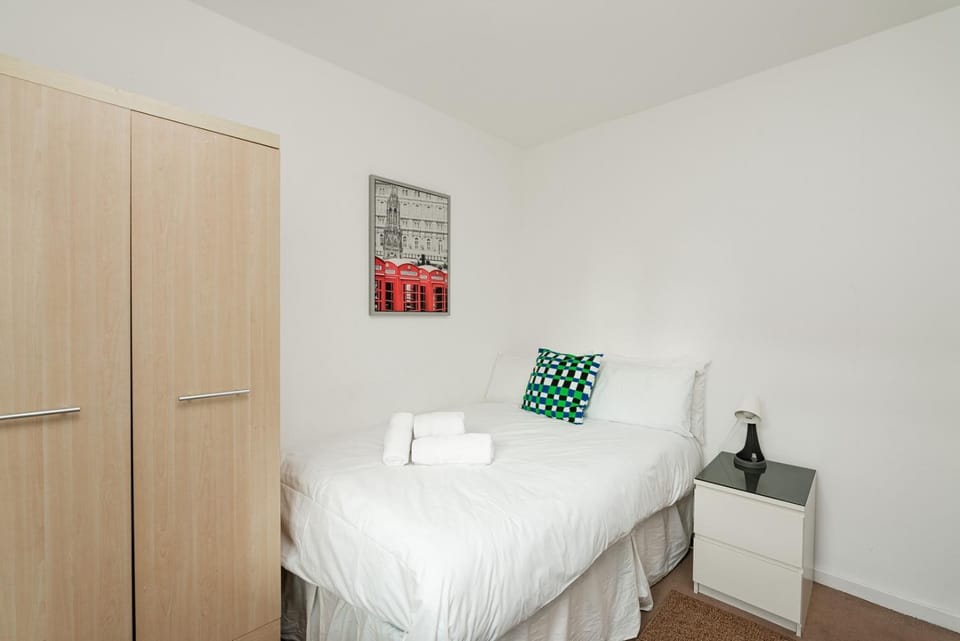 Spacious 5-Bed Home near Stockwell Tube Station Apartment in London
