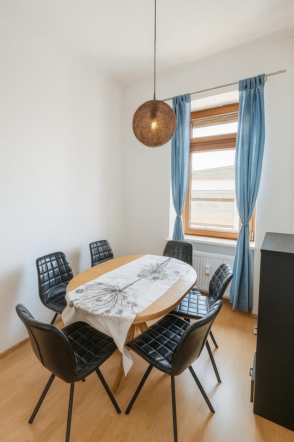 Game Room, Living room, Seating area, Dining area, Dinner, Dinner