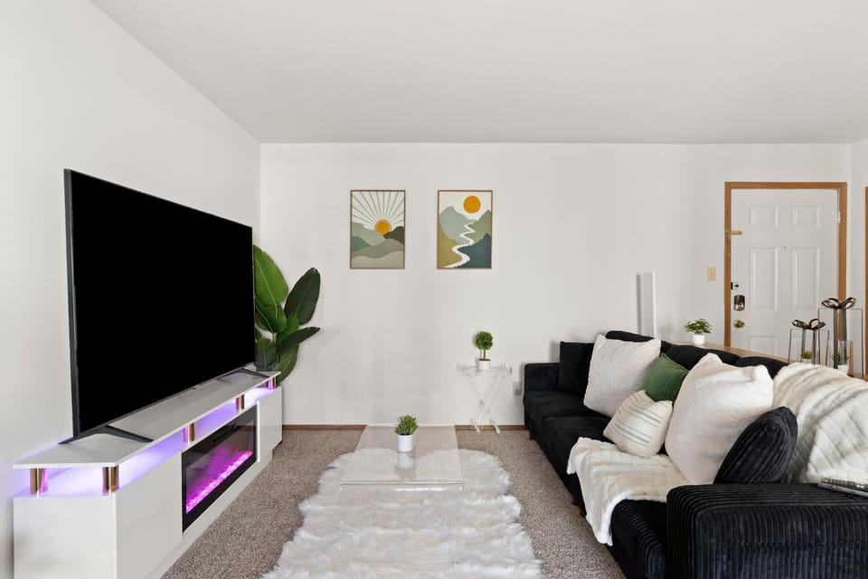 Communal lounge/ TV room, TV and multimedia, Living room, Seating area, Evening entertainment