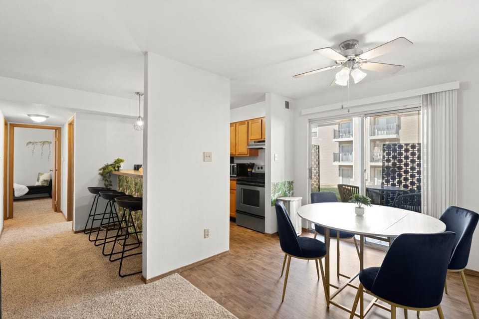Kitchen or kitchenette, Seating area, Dining area