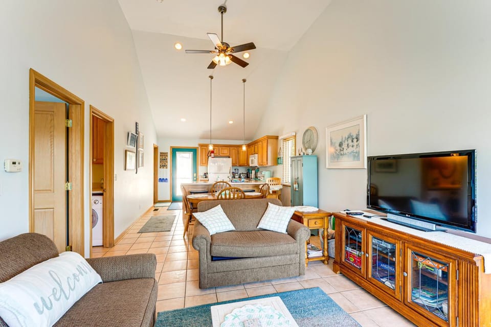 13 Mi to South Haven: Lakefront Retreat w/ Dock! House in Michigan