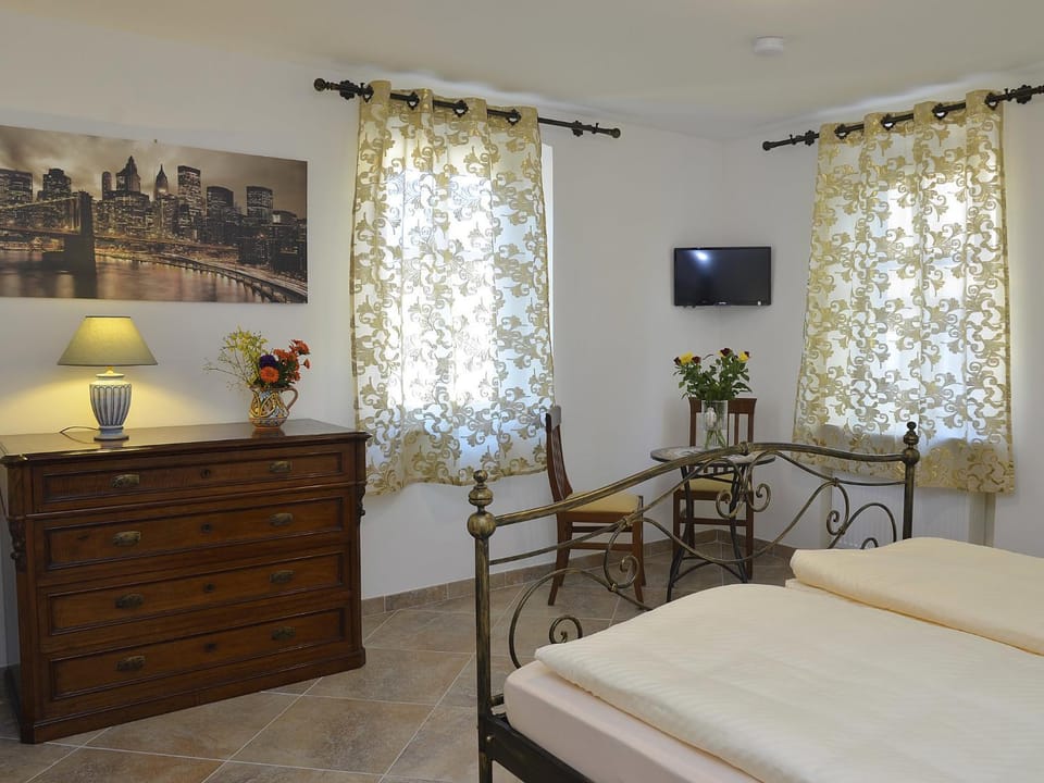 Photo of the whole room, Decorative detail