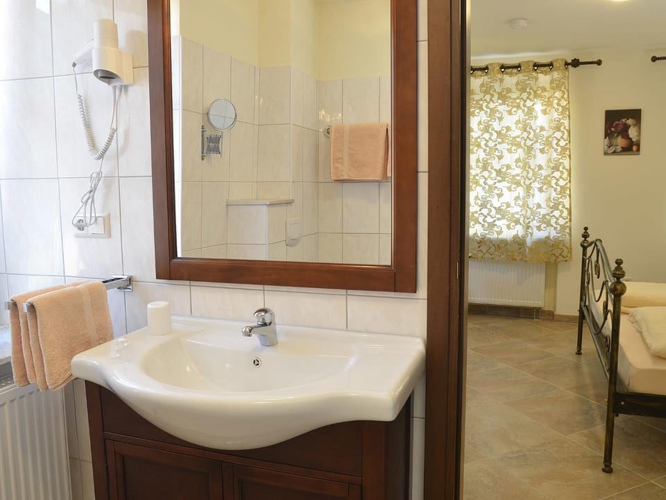 Shower, Toilet, Decorative detail