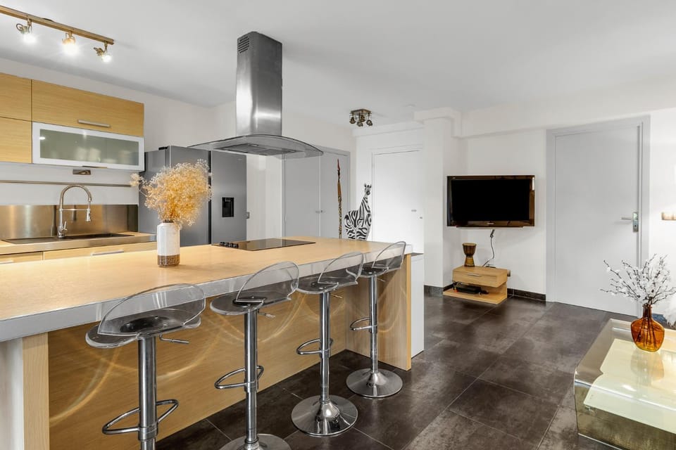 Communal lounge/ TV room, Living room, Dining area, stove, kitchen