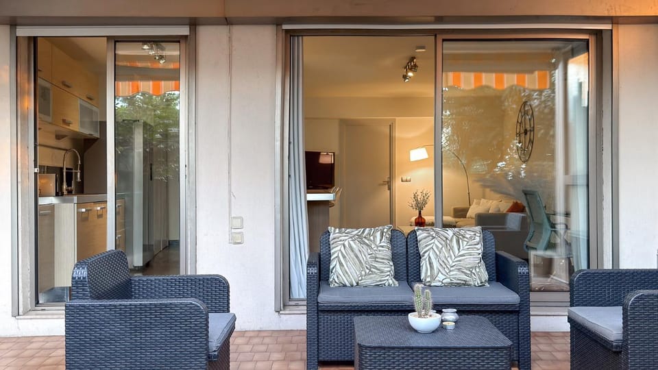 Patio, Living room