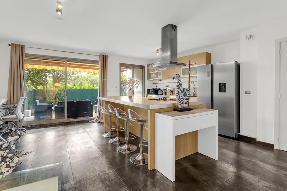 Kitchen or kitchenette, Living room, Seating area, Dining area, oven, stove