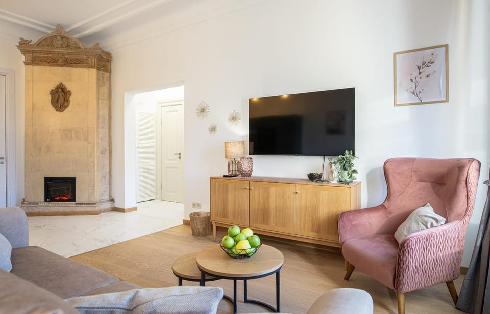 TV and multimedia, Living room, Seating area, fireplace