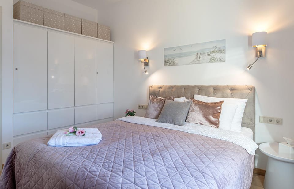 Bedroom, wardrobe