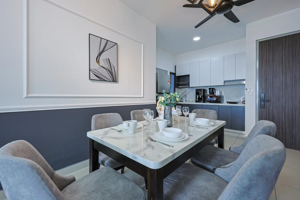Kitchen or kitchenette, Seating area, Dining area, stove