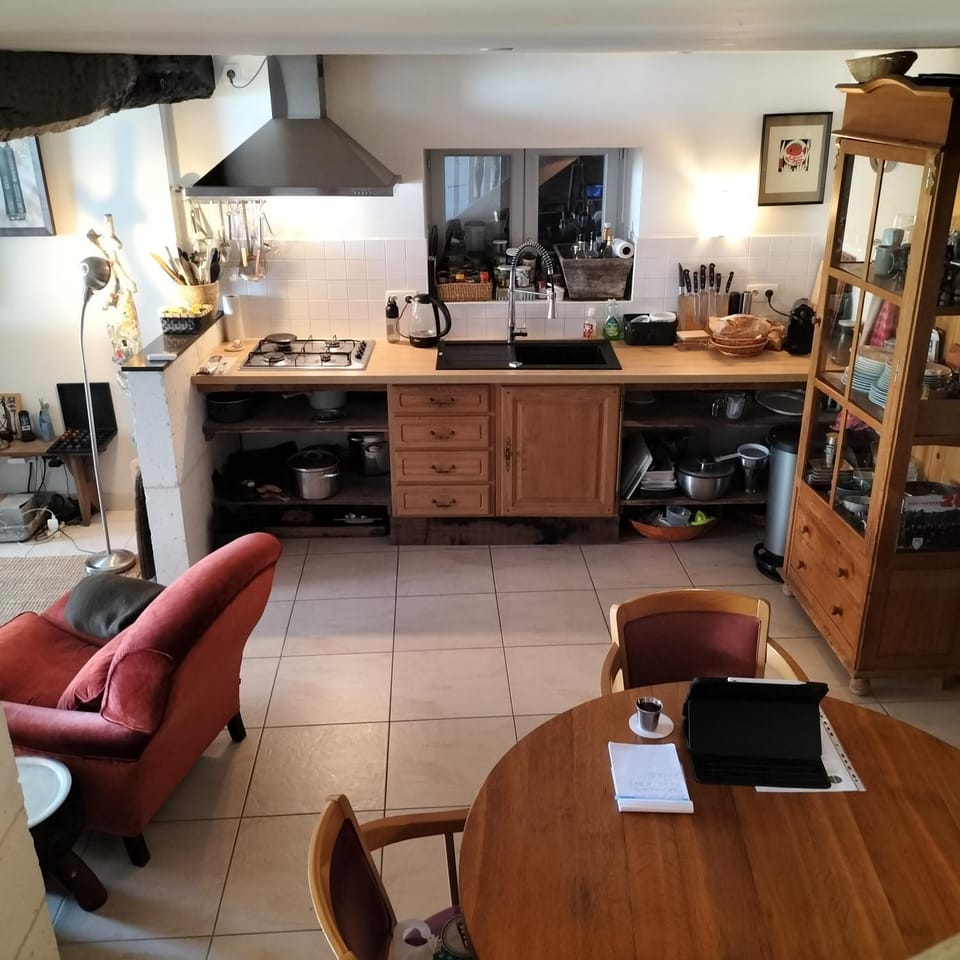 Kitchen or kitchenette, Dining area, stove