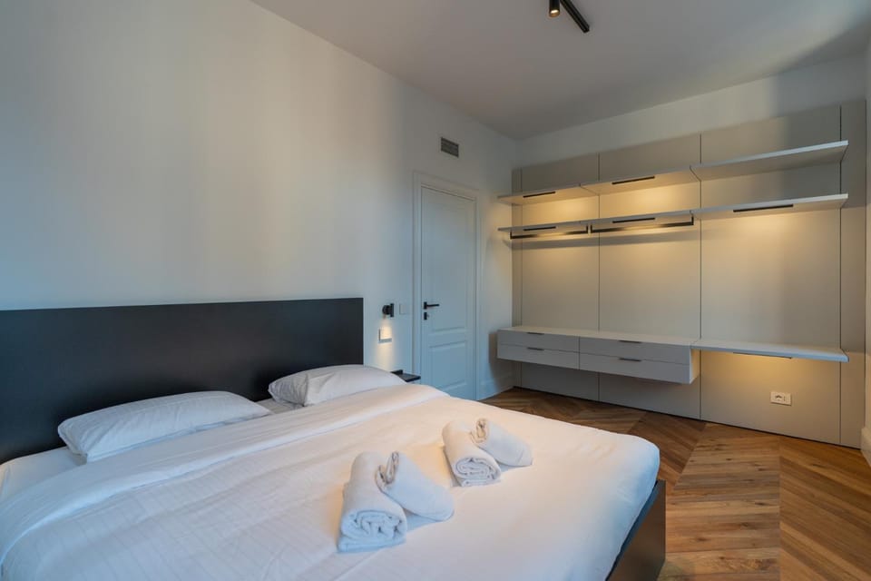 Bed, Photo of the whole room, wardrobe