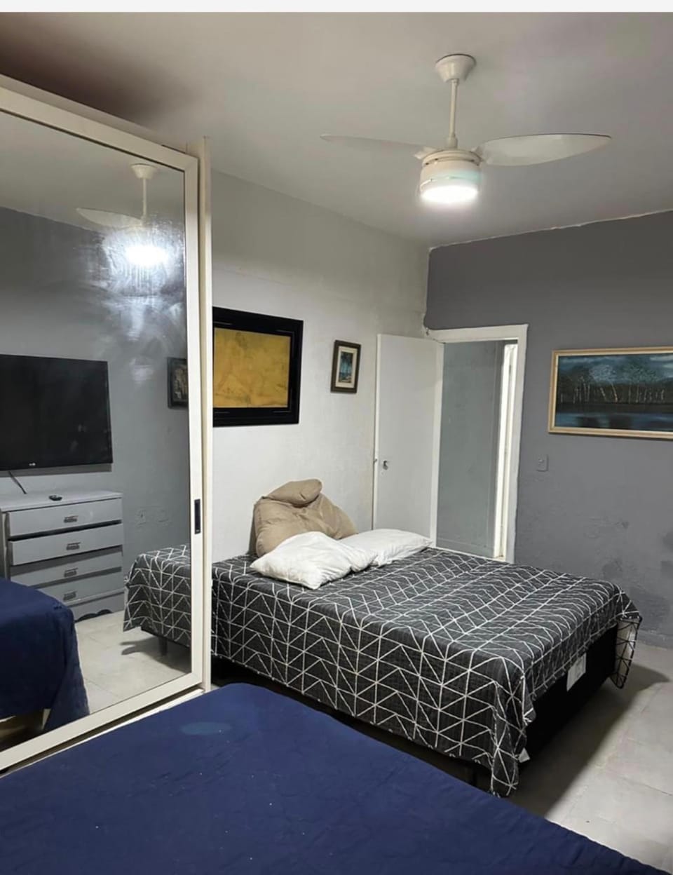 Bed, TV and multimedia, Photo of the whole room, Bedroom