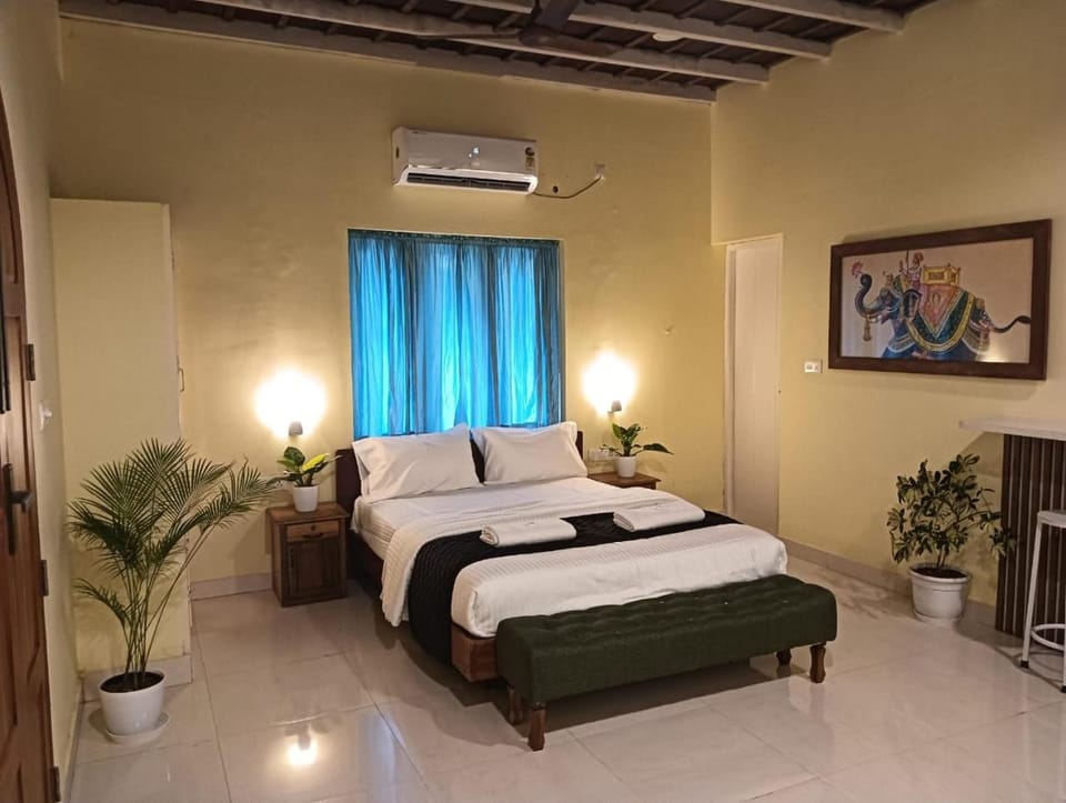 Bed, Photo of the whole room, Bedroom, air conditioner