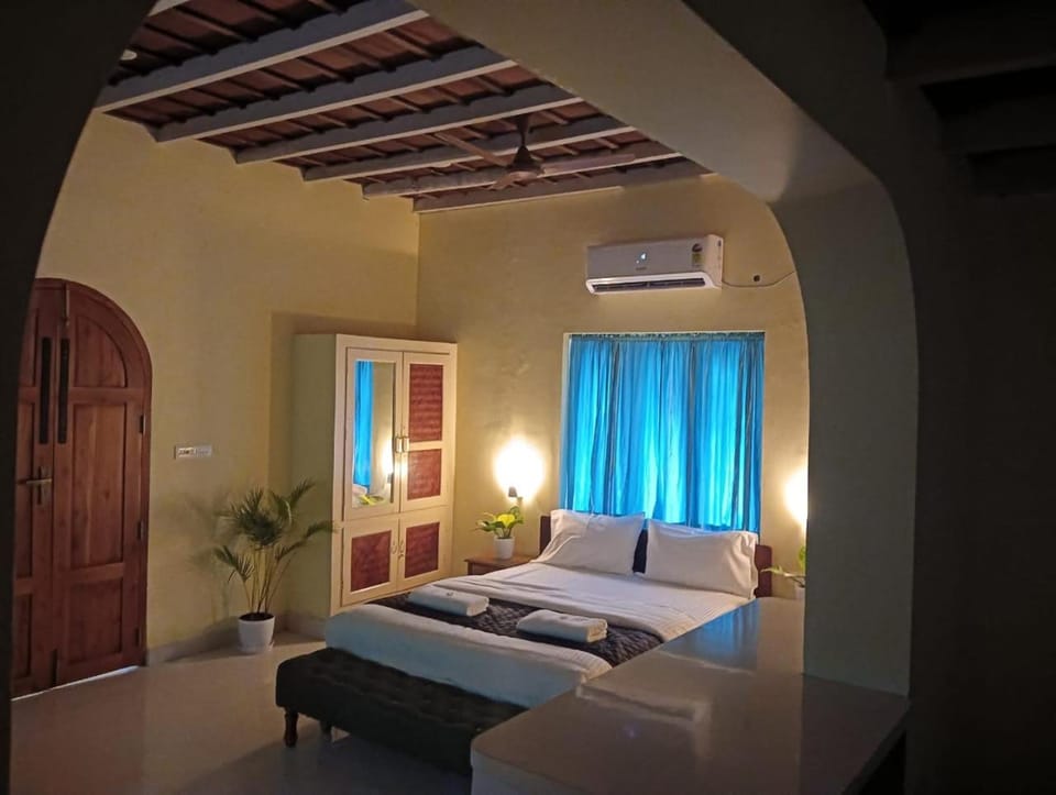 Bed, Photo of the whole room, Bedroom, air conditioner