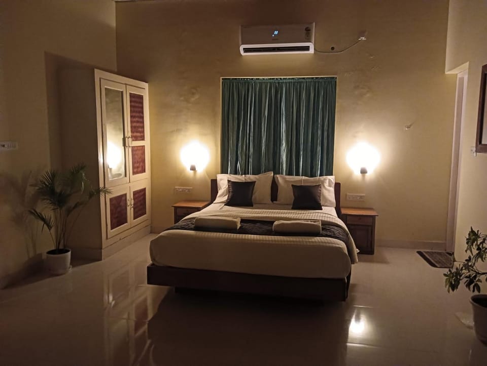 Bed, Photo of the whole room, Bedroom, air conditioner