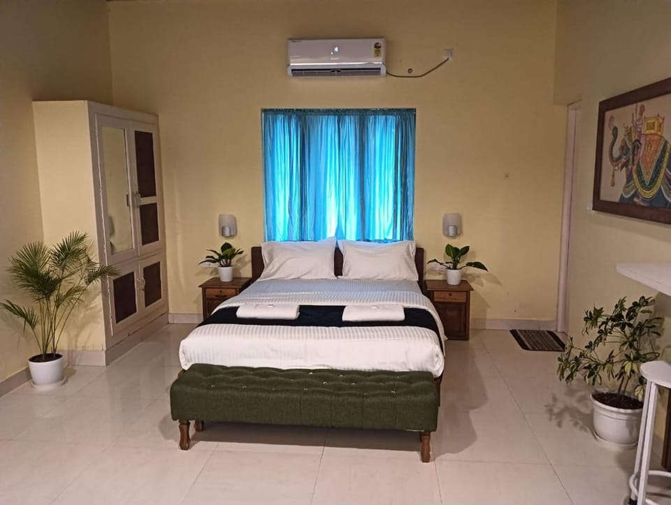 Bed, Photo of the whole room, Bedroom, air conditioner