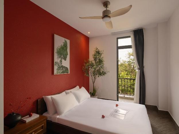 Bed, View (from property/room), Balcony/Terrace, Photo of the whole room, Bedroom, fireplace