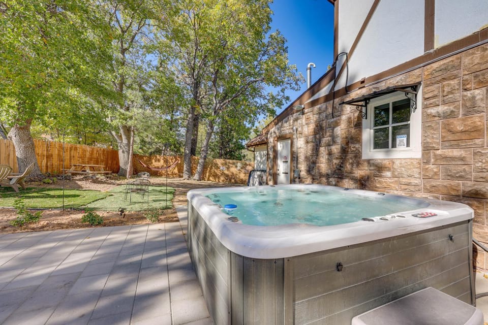 Beautiful Lake-View House: Walk to Lake + Village! House in Big Bear
