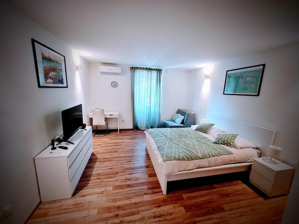 Bed, TV and multimedia, Bedroom