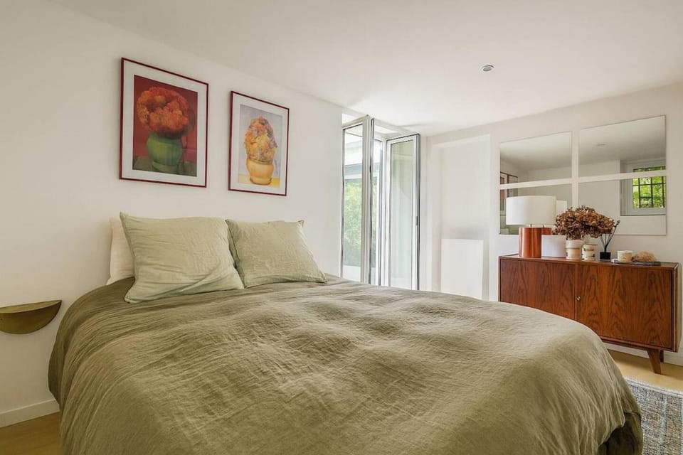 Bed, Photo of the whole room, Bedroom