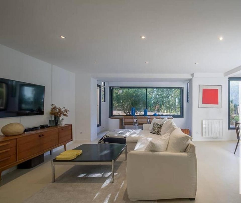 TV and multimedia, Living room, Seating area, Evening entertainment