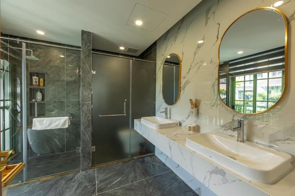 Shower, Bathroom, Bath, towels