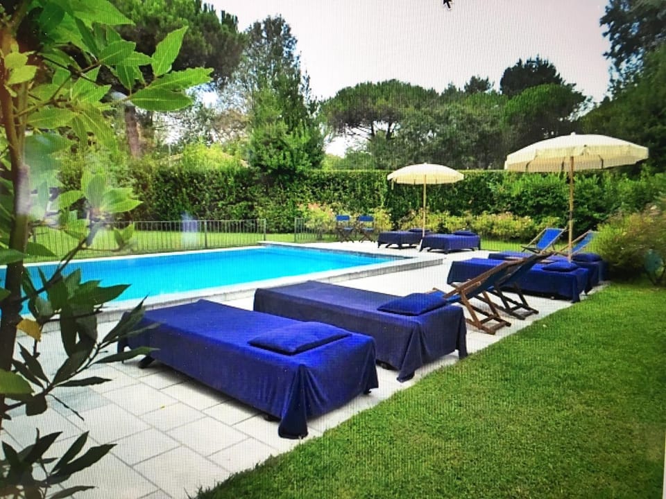 Swimming pool, Swimming pool