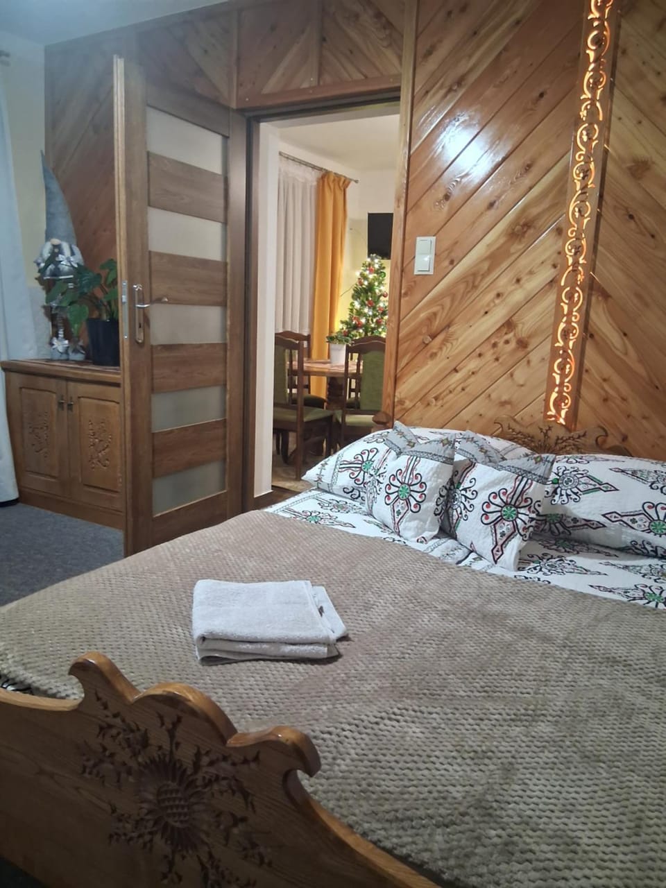 Bed, Photo of the whole room, Seating area, Bedroom, towels, wardrobe