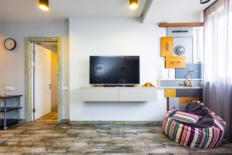 Communal lounge/ TV room, TV and multimedia, Kitchen or kitchenette, Living room, Seating area, air conditioner